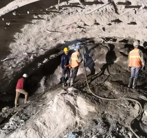 龙城隧道拱顶带模注浆料，微膨胀注浆料的特点及施工工艺